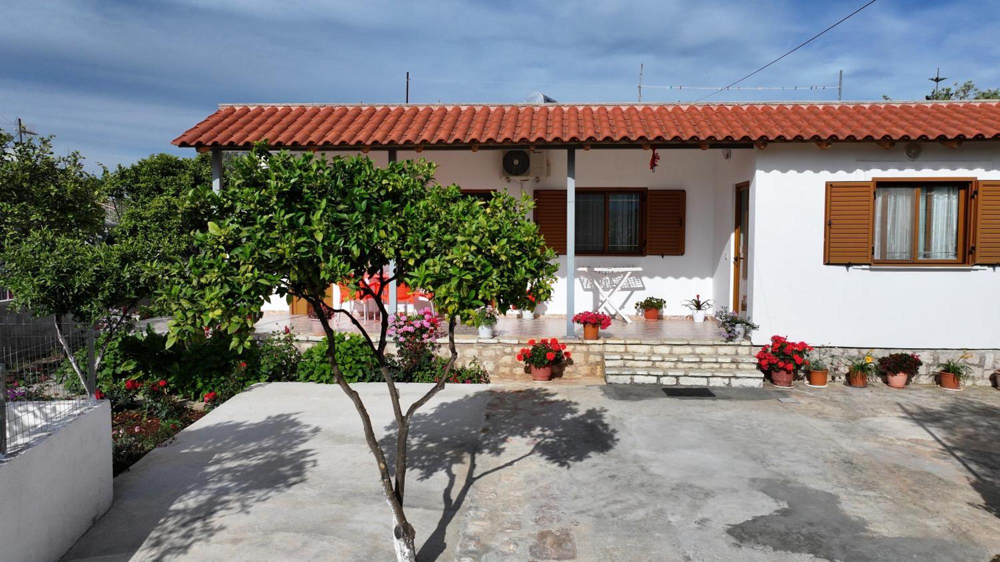 Brahimi Guest House Ksamil Bagian luar foto